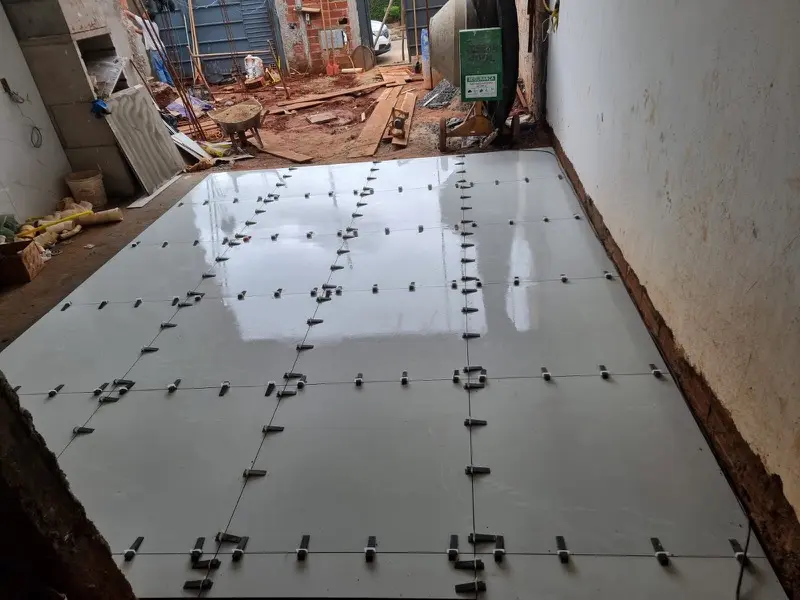 Piso externo em andamento com sistema de nivelamento